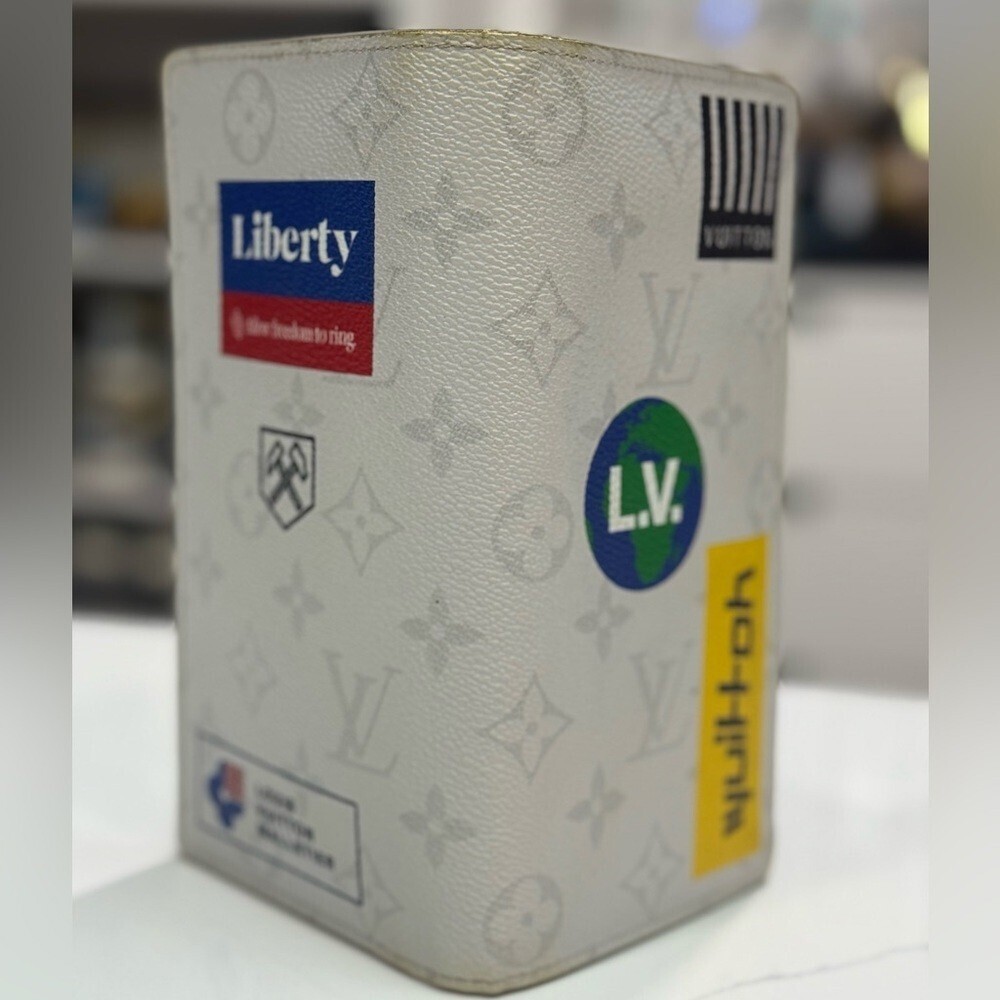 Louis Vuitton Brazza Monogram Logo White Wallet Limited Edition with Keychain! - Picture 6 of 10